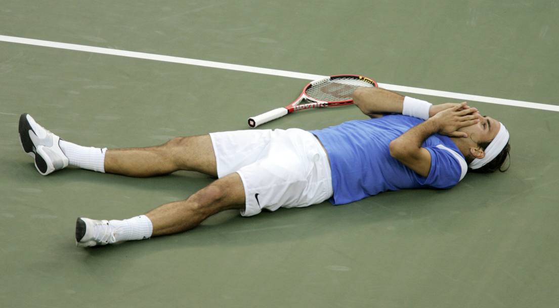 La gioia di Federer dopo aver vinto l’incontro con Lleyton Hewitt (Ap)